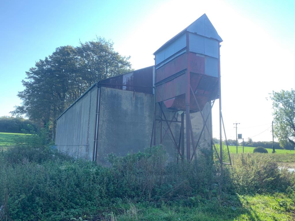 Lot: 35 - DETACHED L-SHAPED GRAIN STORE - 